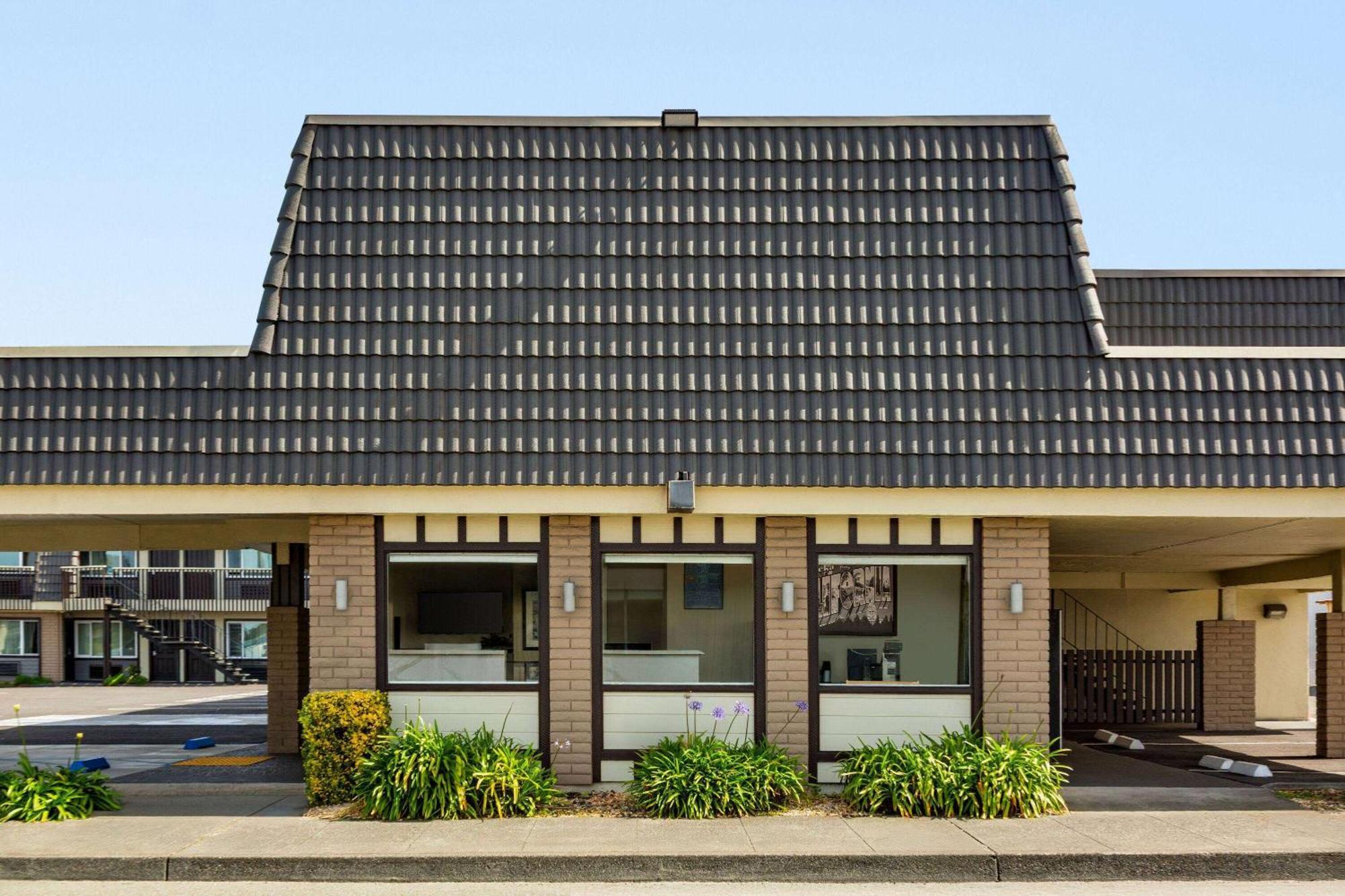 Hotel Super 8 By Wyndham Eureka Exterior foto
